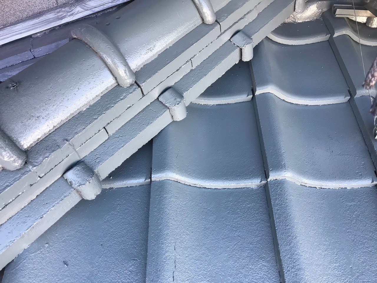 屋根吹き付け塗装の様子