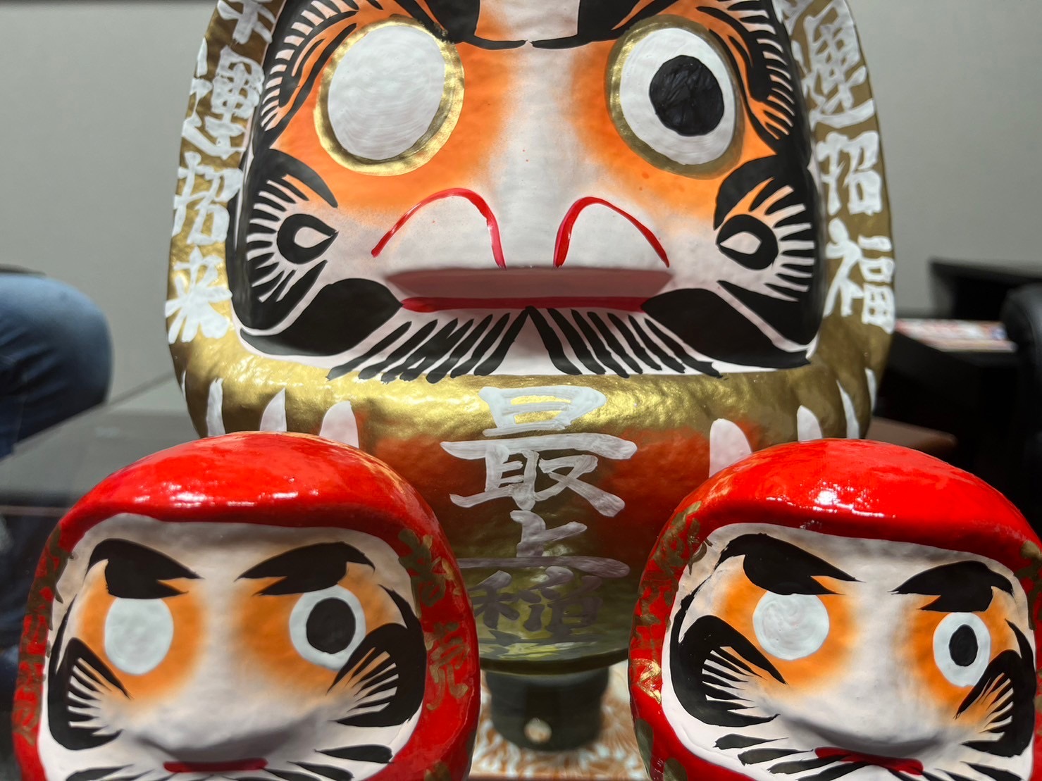 最上稲荷のだるまに目標達成の願いを込めました！