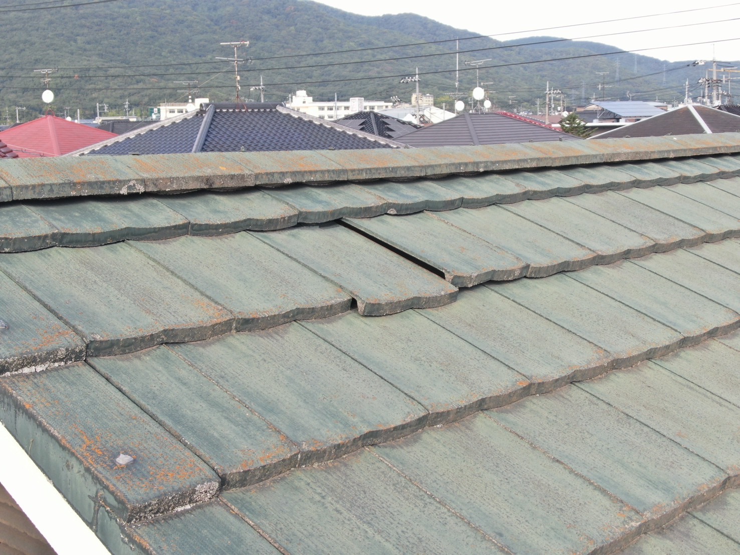 瓦のズレや割れを放置すると雨漏れなどの原因になります！
